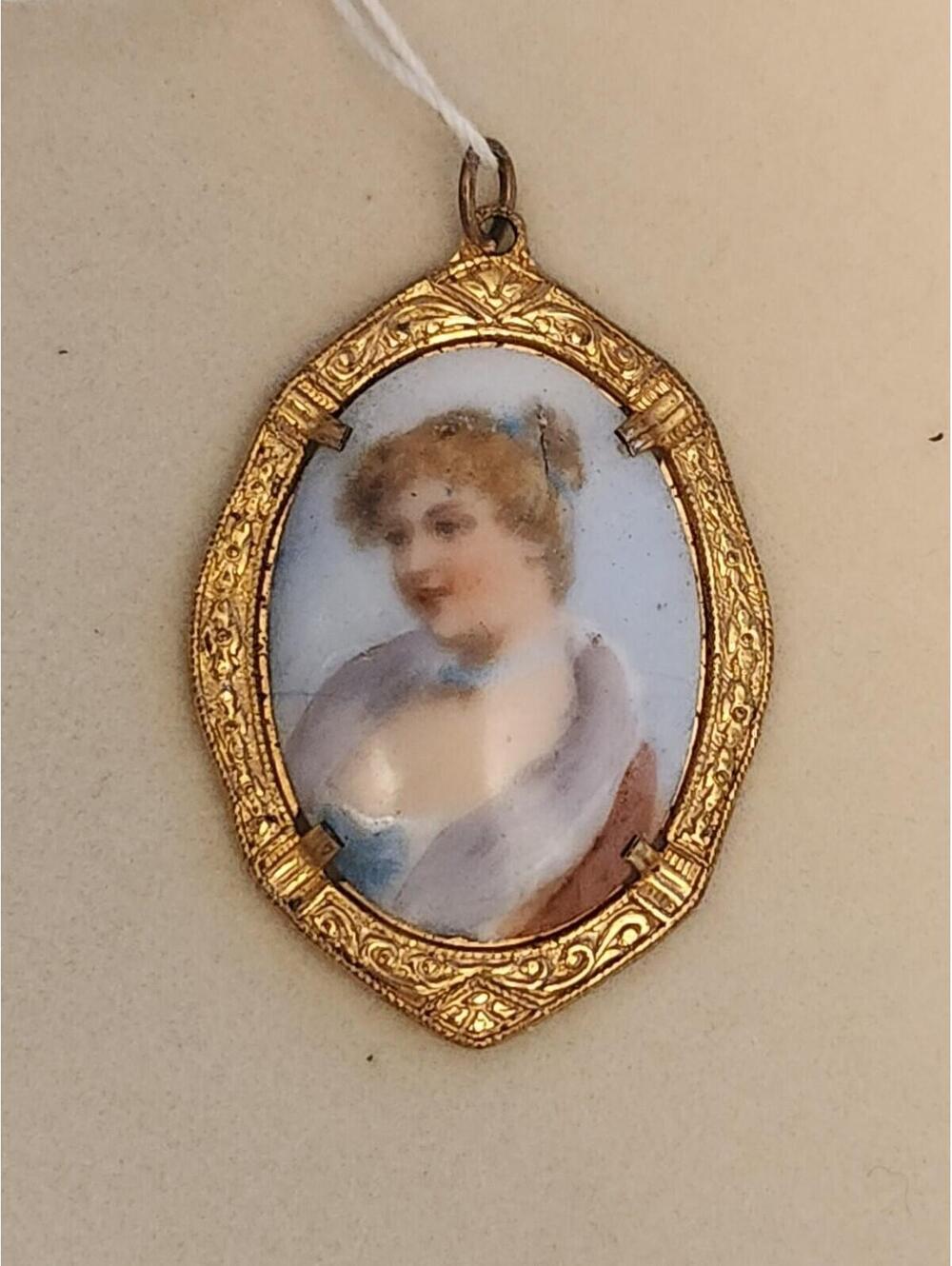 Victorian Goldtone Lady Cameo Brooch